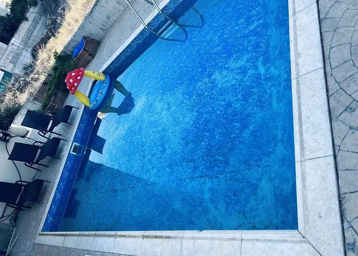 Villa Impeccable 3-bed In Nicósia